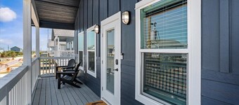 Pet Friendly! Walk to Beach!!