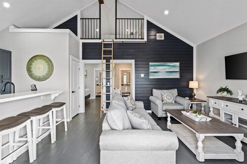 Pet Friendly! Walk to Beach!!