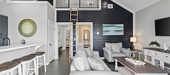 Pet Friendly! Walk to Beach!!