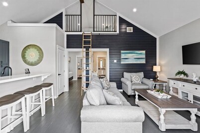 Pet Friendly! Walk to Beach!!