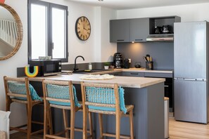 Réfrigérateur, micro-ondes, four, plaque de cuisson