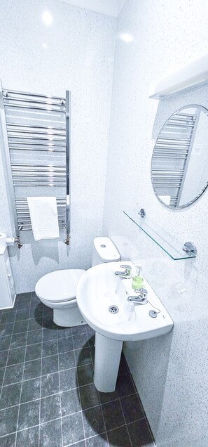 تجهيزات دش، مجففات شعر، مناشف، صابون