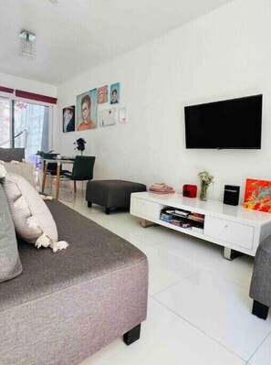 Een flatscreentelevisie en een stereo