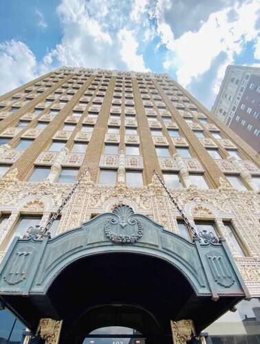 Spacious Designer Apartment Downtown Tulsa-Gym Access