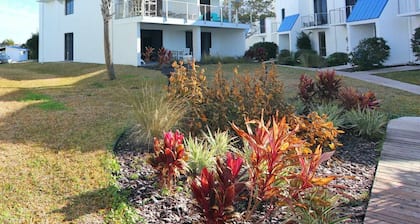 Ground floor unit! Close to pool and beach.