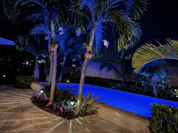 Een buitenzwembad, een verwarmd zwembad