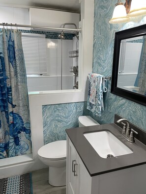 Shower, hair dryer, towels, soap - Tropical Paradise Home Steps to Beach Heated Pool Game Rm Singer Island Retreat! (West Palm Beach)