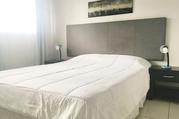 Tabla de planchar con plancha, wifi gratis y ropa de cama 