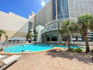 A heated pool - May Specials! 5 star views, King Master (Panama City Beach)