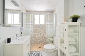 Een douche, een haardroger, een bidet, handdoeken