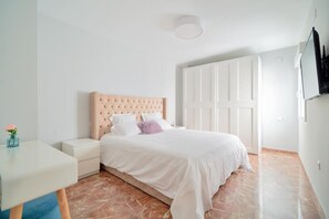 3 slaapkamers, een strijkplank/strijkijzer, wifi, beddengoed