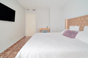 3 室のベッドルーム、アイロン / アイロン台、WiFi、ベッドシーツ