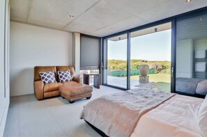 2 bedrooms, WiFi - "MiAmor Beach House: Your Romantic Coastal Escape" (Sedgefield)