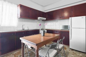 Kühlschrank, Mikrowelle, Wasserkocher mit Kaffee-/Teezubehör