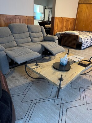 4 bedrooms, iron/ironing board, free WiFi, bed sheets - Blue house Lake Andes Large yard.- Sleeps 7 Privacy secure for Boats. (Lake Andes)