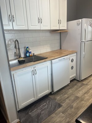 Fridge, microwave, oven, stovetop - Blue house Lake Andes Large yard.- Sleeps 7 Privacy secure for Boats. (Lake Andes)