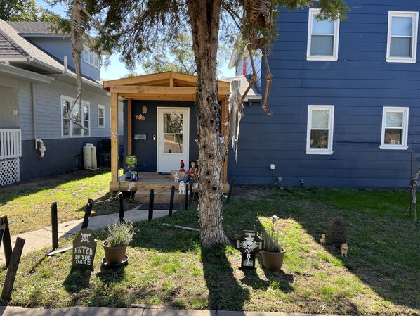 Property grounds - Blue house Lake Andes Large yard.- Sleeps 7 Privacy secure for Boats. (Lake Andes)