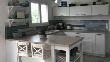 Réfrigérateur, micro-ondes, four, plaque de cuisson