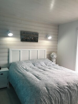 3 chambres, bureau, fer et planche à repasser, lit parapluie