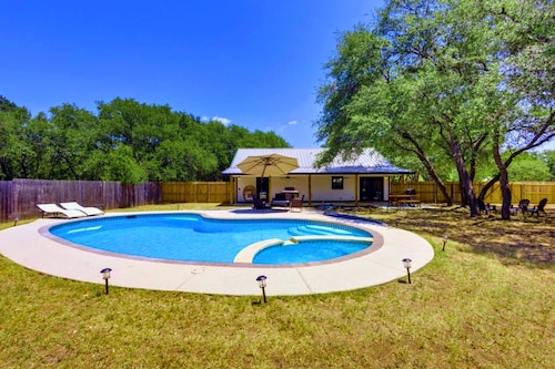 Private 2-Acre Salado Hill Country Villa, Heated Pool, Hot Tub, Sleeps 9