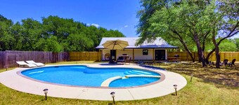 Private 2-Acre Salado Hill Country Villa, Heated Pool, Hot Tub, Sleeps 9