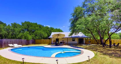 Private 2-Acre Salado Hill Country Villa, Heated Pool, Hot Tub, Sleeps 9