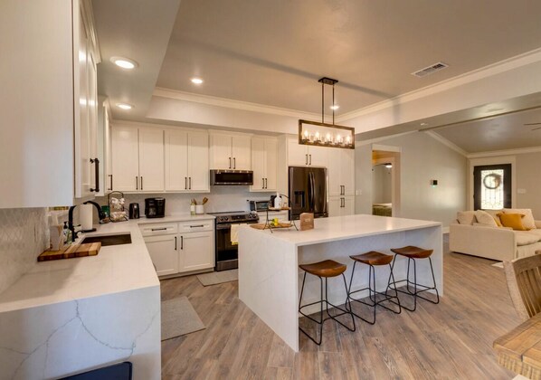 Een koelkast, een magnetron, een oven, een kookplaat