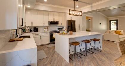 Private 2-Acre Salado Hill Country Villa, Heated Pool, Hot Tub, Sleeps 9