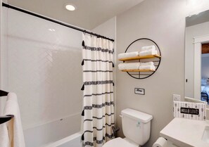 Secador de cabelo, toalhas de banho, sabonete, shampoo