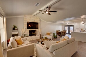Smart TV, fireplace, table tennis, stereo