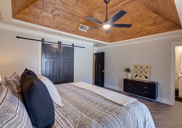 3 bedrooms, iron/ironing board, travel crib, free WiFi