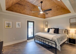 3 habitaciones, tabla de planchar con plancha y cuna de viaje 