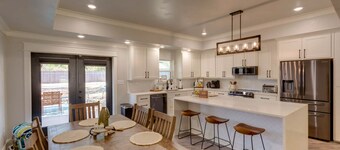 Private 2-Acre Salado Hill Country Villa, Heated Pool, Hot Tub, Sleeps 9