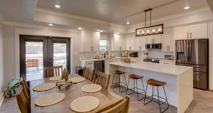 Private 2-Acre Salado Hill Country Villa, Heated Pool, Hot Tub, Sleeps 9