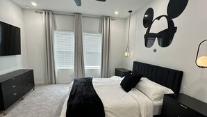 4 bedrooms, iron/ironing board, WiFi, bed sheets - Disney World 15Min Drive! Themed 4Bedroom Beautiful Home With Private Pool! (Davenport)