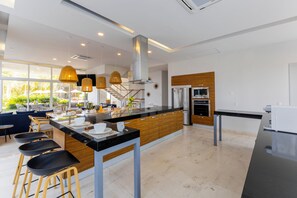 Superior House | Private kitchen | Full-size fridge, microwave, oven, stovetop