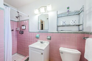 Dusj, hårføner og håndklær