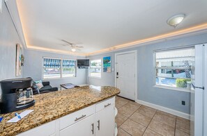 Kylskåp, mikrovågsugn, ugn och spishäll