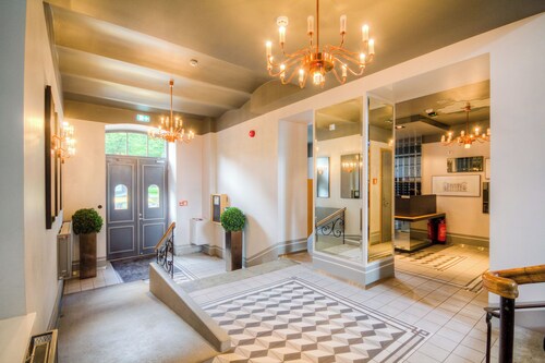 Stylish Historic Loft - Your Comfy Old Town Stop!