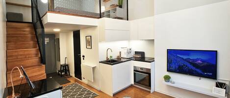 Fridge, oven, stovetop, coffee/tea maker