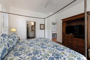 2 bedrooms, iron/ironing board, WiFi, bed sheets - Lagoon View w/shared pool Cottage - Min from Downtown! (Mount Pleasant)