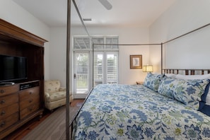 2 bedrooms, iron/ironing board, WiFi, bed sheets - Lagoon View w/shared pool Cottage - Min from Downtown! (Mount Pleasant)