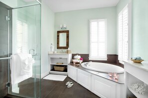 Combined shower/tub, hair dryer, towels - Lagoon View w/shared pool Cottage - Min from Downtown! (Mount Pleasant)