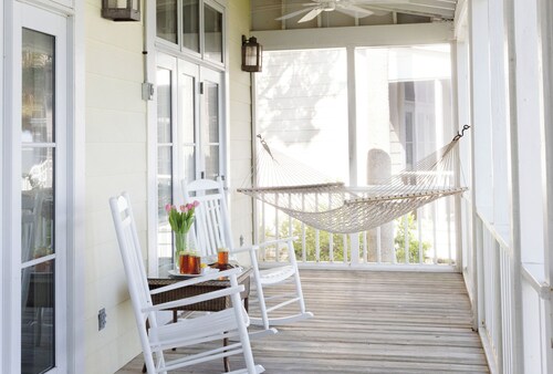Lagoon View w/shared pool Cottage - Min from Downtown!
