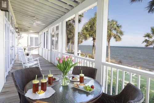 Waterfront View w/pool Cottage - Min from Downtown!