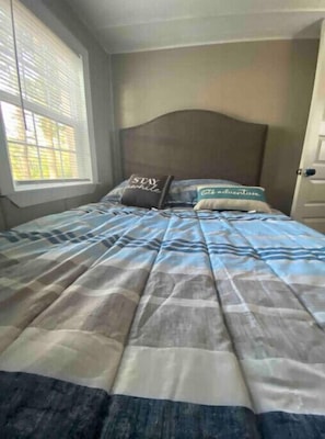 2 bedrooms, desk, free WiFi, bed sheets - Lakeside Living (Hartsville)