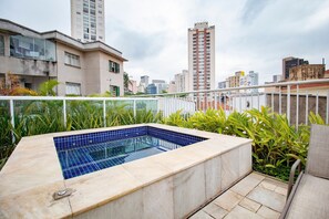 Outdoor spa tub - Apartamento em Pinheiros com Piscina (São Paulo)