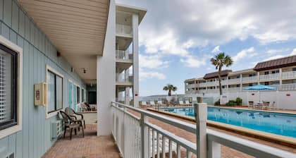 Coastal Waters 107 - A studio poolside retreat