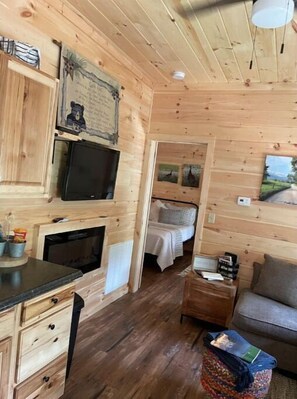 Smart TV, fireplace - Dawdy House-Hidden Gem in Smokies Cozy Cabin Pigeon Forge Gatlinburg, W. Valley (Sevierville)