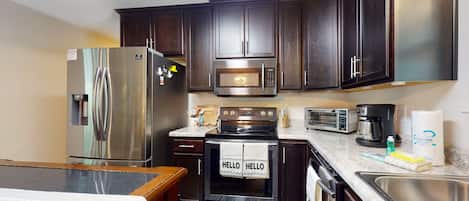 Réfrigérateur, micro-ondes, four, plaque de cuisson